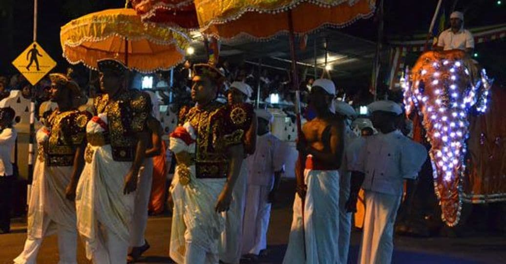 la-perahera-du-temple-de-bellanwila-au-sri-lanka.htm